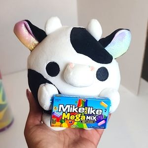 DAISY 🐄 Mike & Ikes Rainbow Glitter Ear Cow Snackles Plush by Zuru Toys
